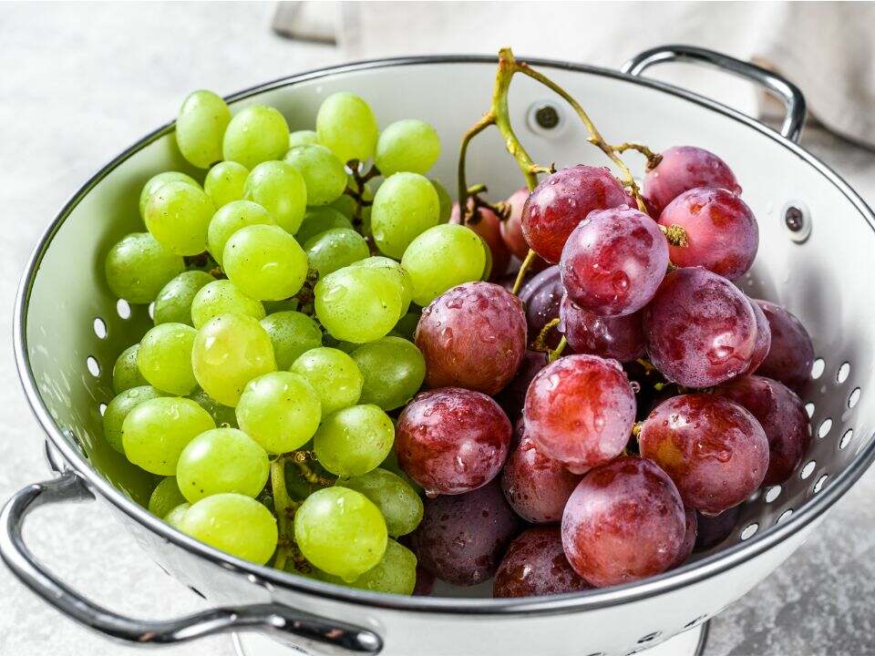 uvas rojas y verdes en un colador