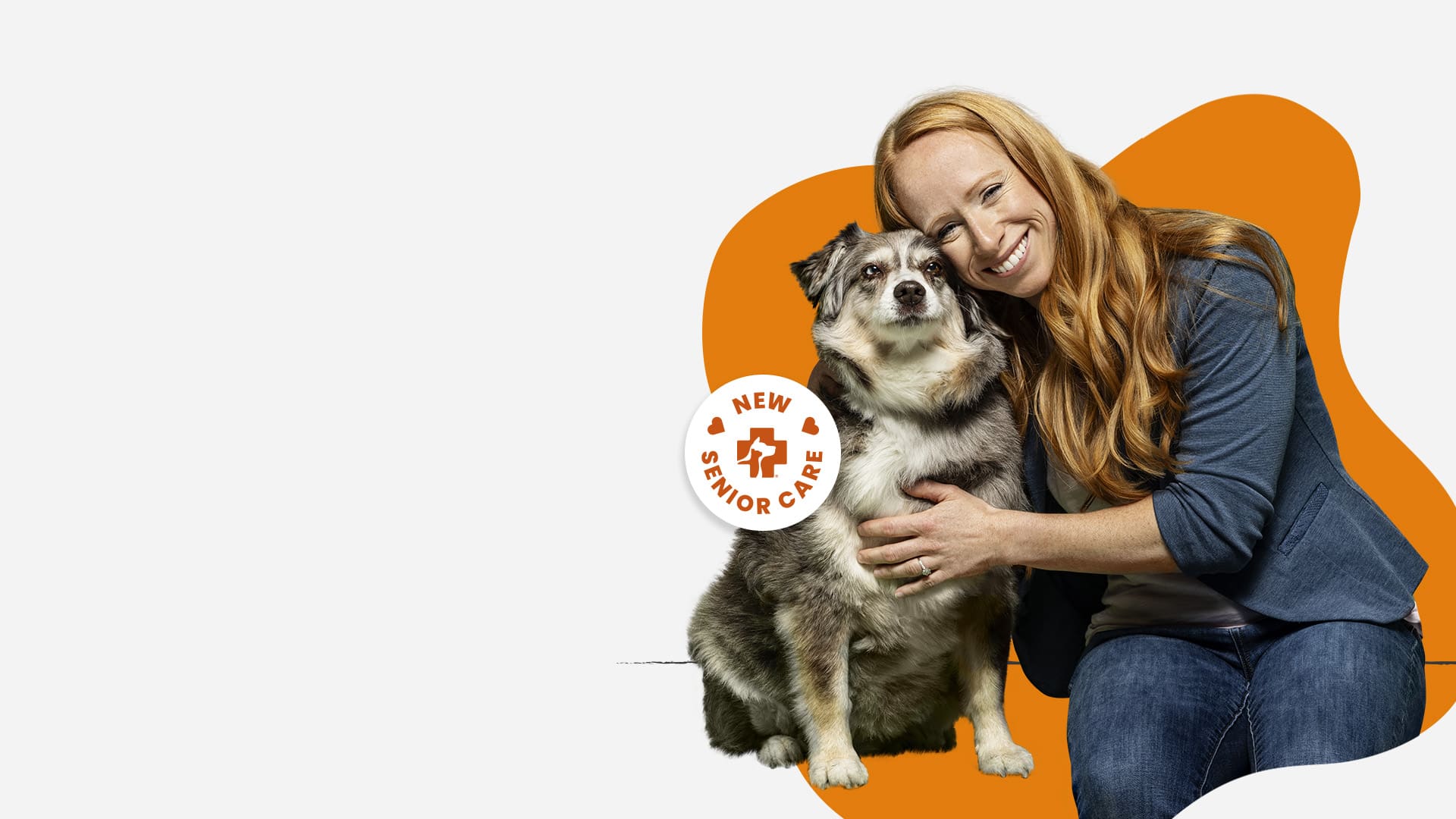 Imagen de una mujer sentada junto a un perro mayor
