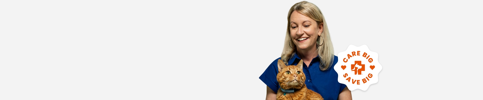 Loralee Stapleton, directora de marca en Banfield, y su gato naranja