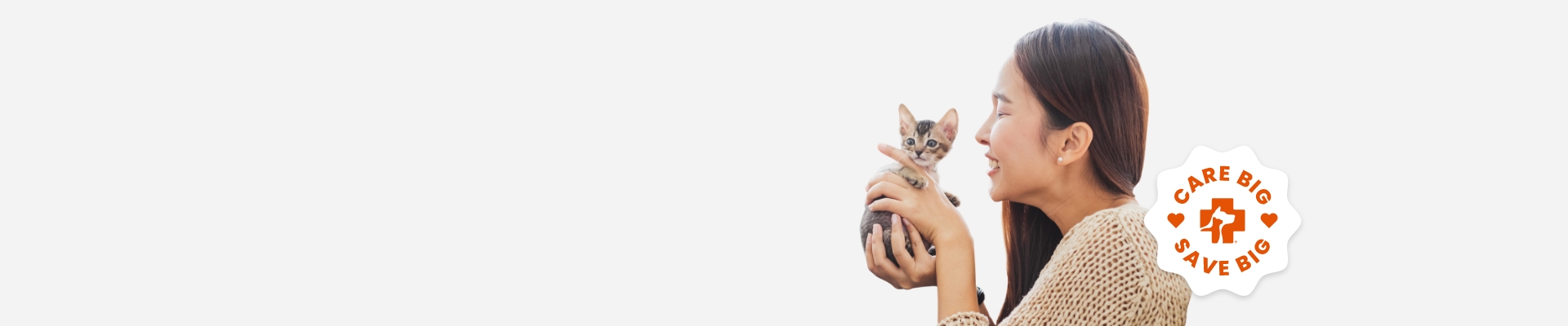 Una mujer con un gatito en las manos