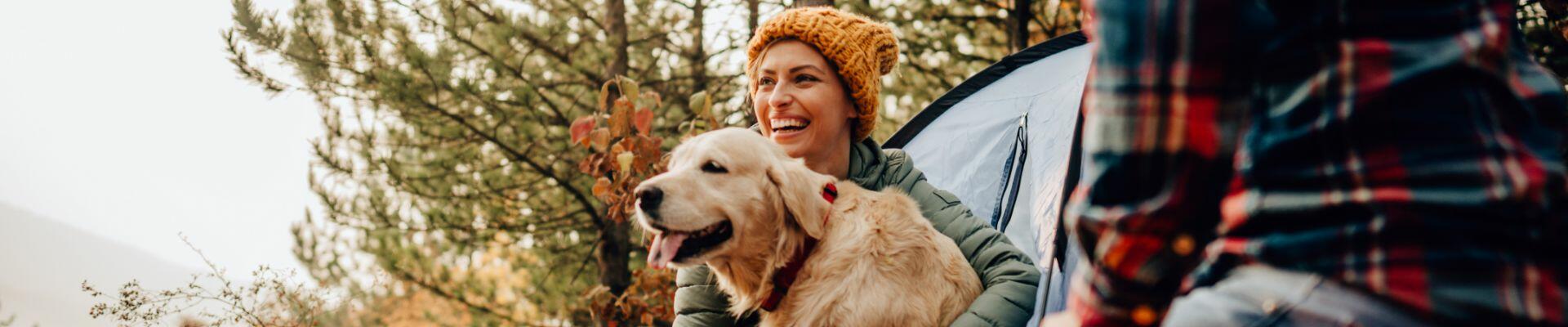 Un golden retriever en un campo con su dueña