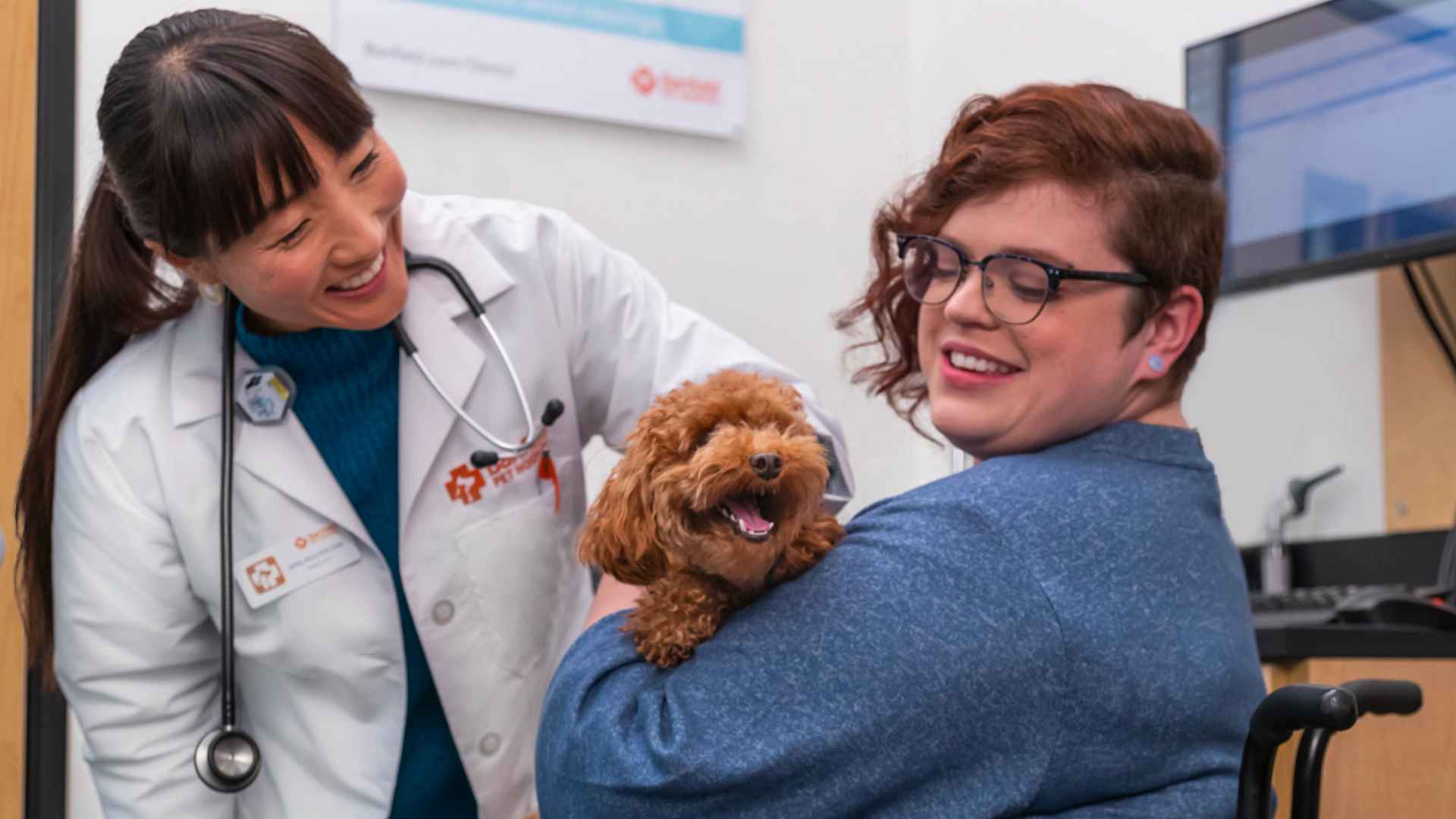 veterinario sonriente, propietario de perro