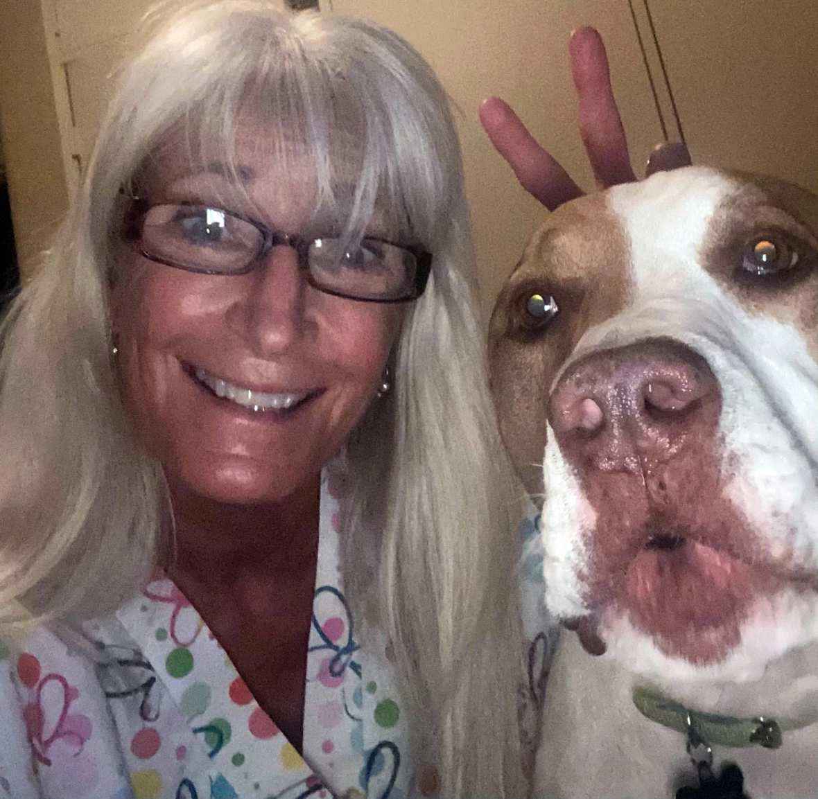 Selfie de mujer con su perro