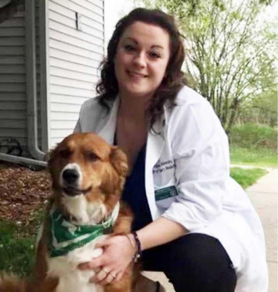 Joven veterinaria de Banfield sosteniendo a un perro