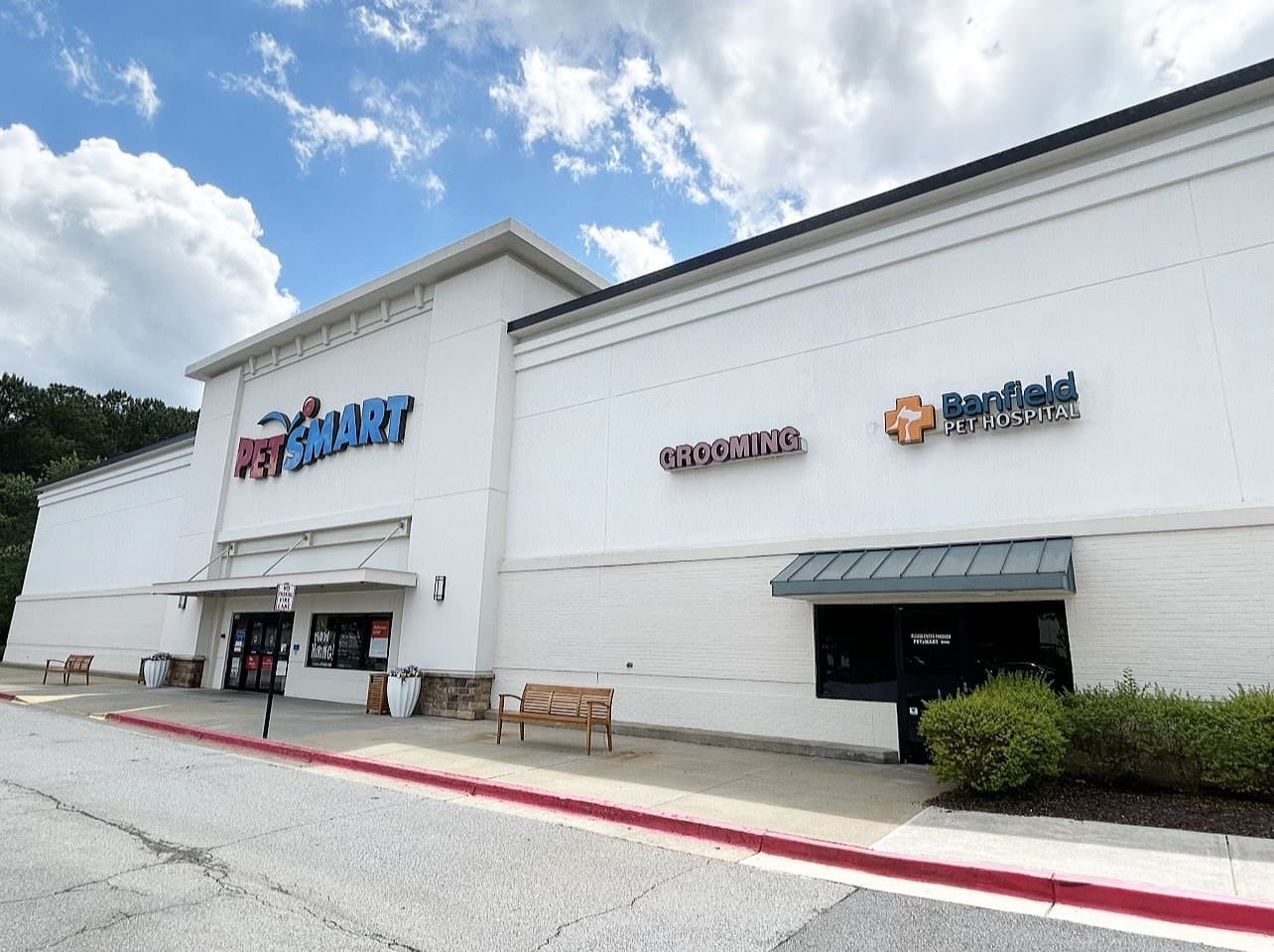 The entrance to Banfield and PetSmart