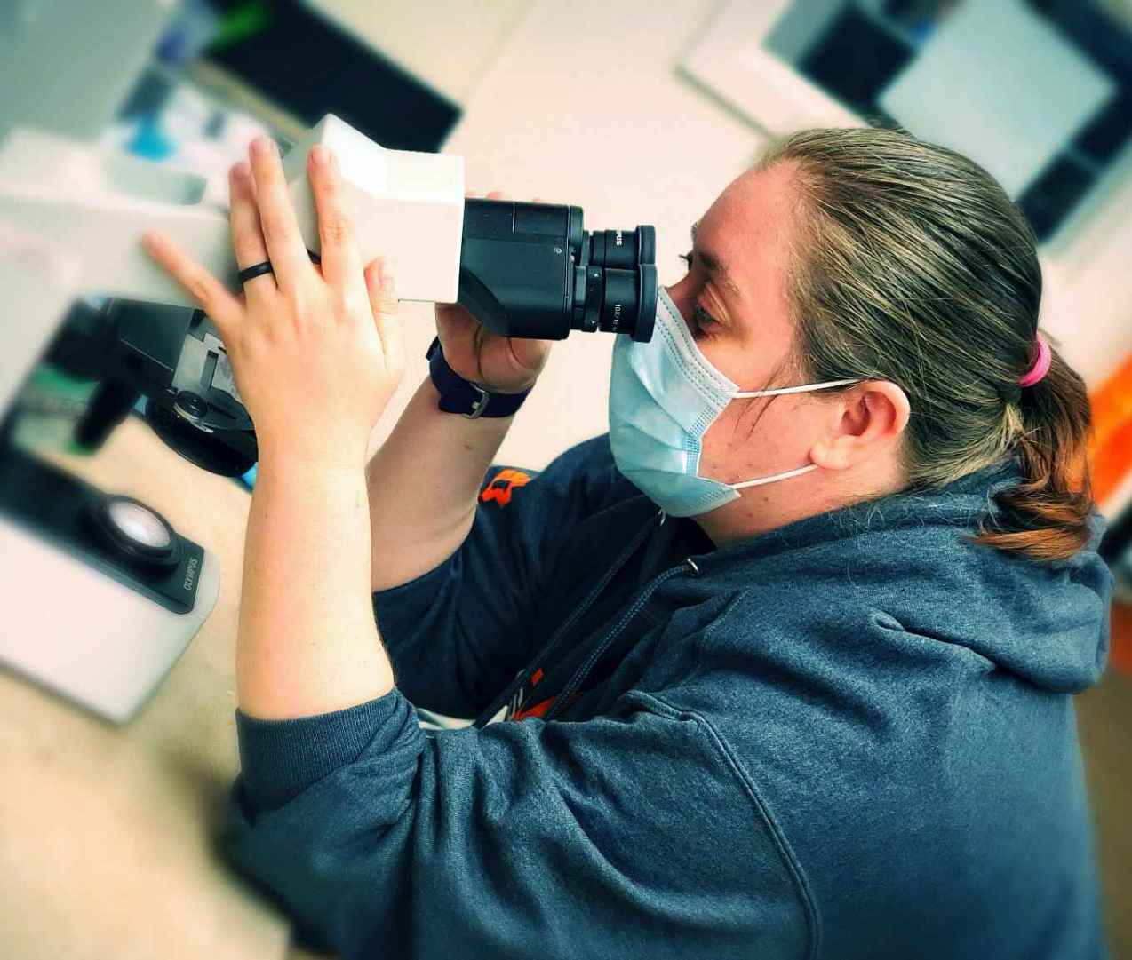 Una asociada Banfield usando un microscopio en Banfield Pet Hospital