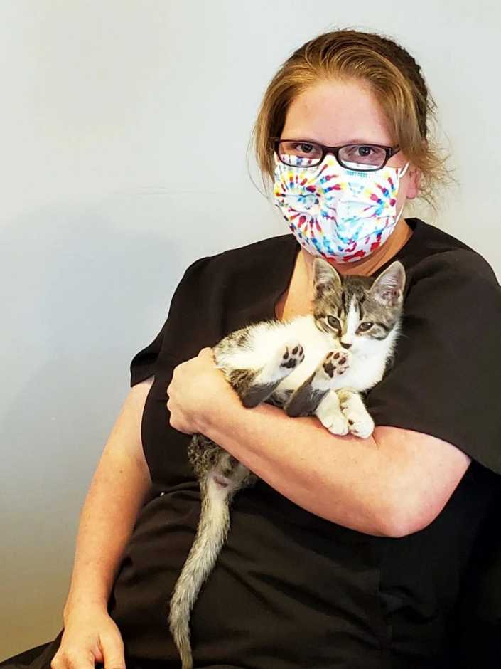 Asociada sosteniendo un gatito en el Banfield Pet Hospital, Yadkin Park, Carolina del Norte