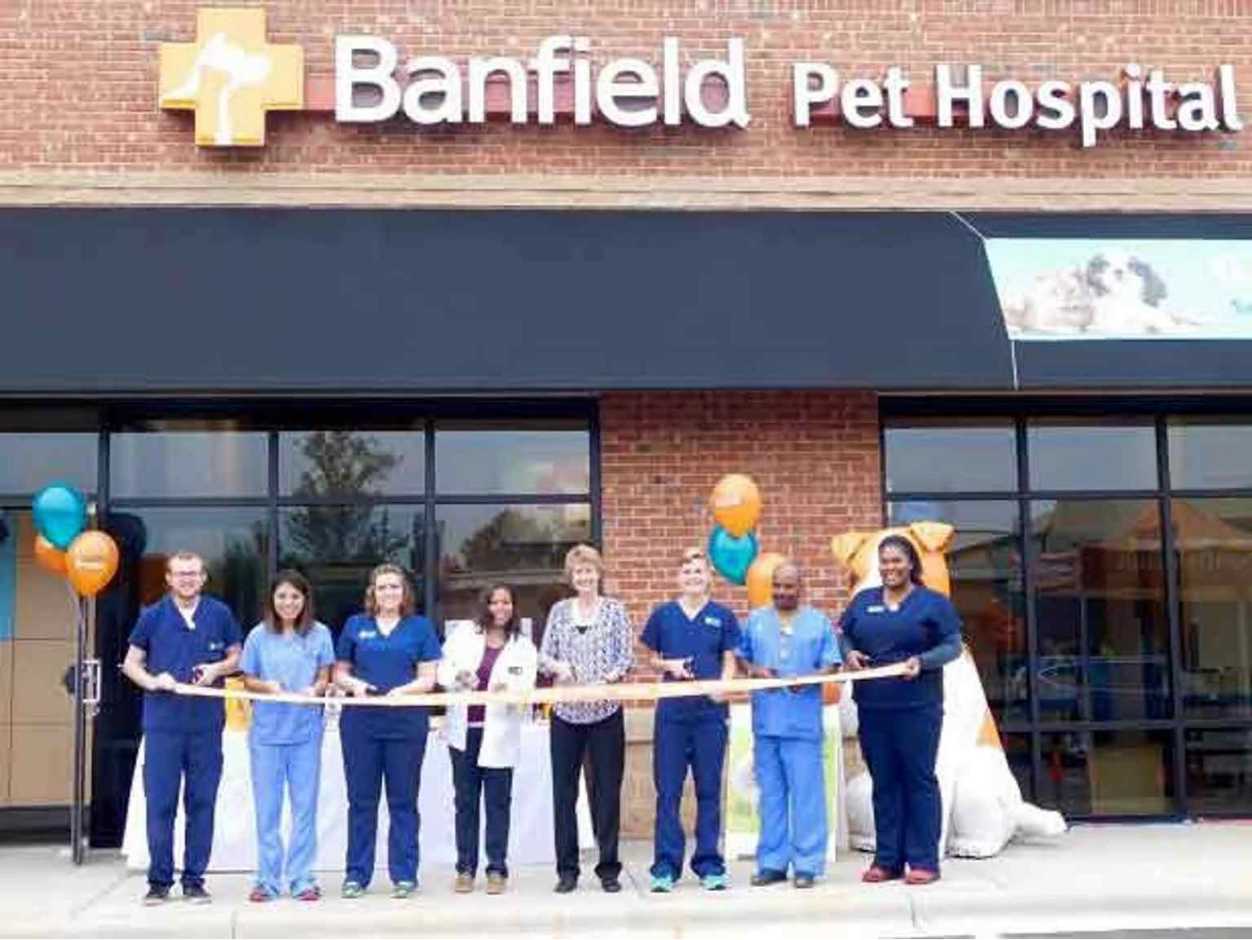 Grupo de asociados Banfield de pie fuera del Banfield Pet Hospital