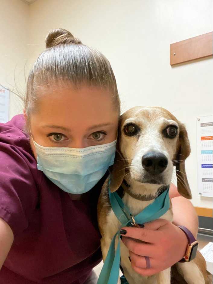 Selfie de una veterinaria y un perro en Banfield Pet Hospital