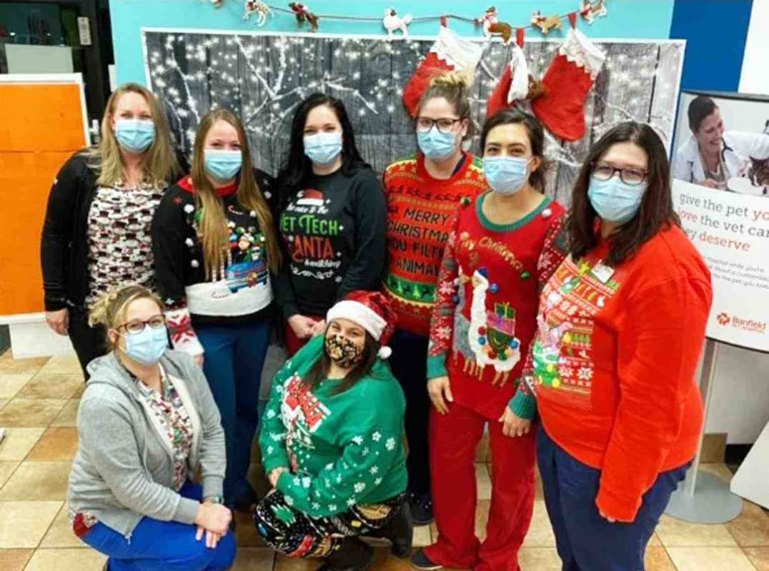 Grupo de asociados Banfield celebrando la Navidad en el Banfield Pet Hospital