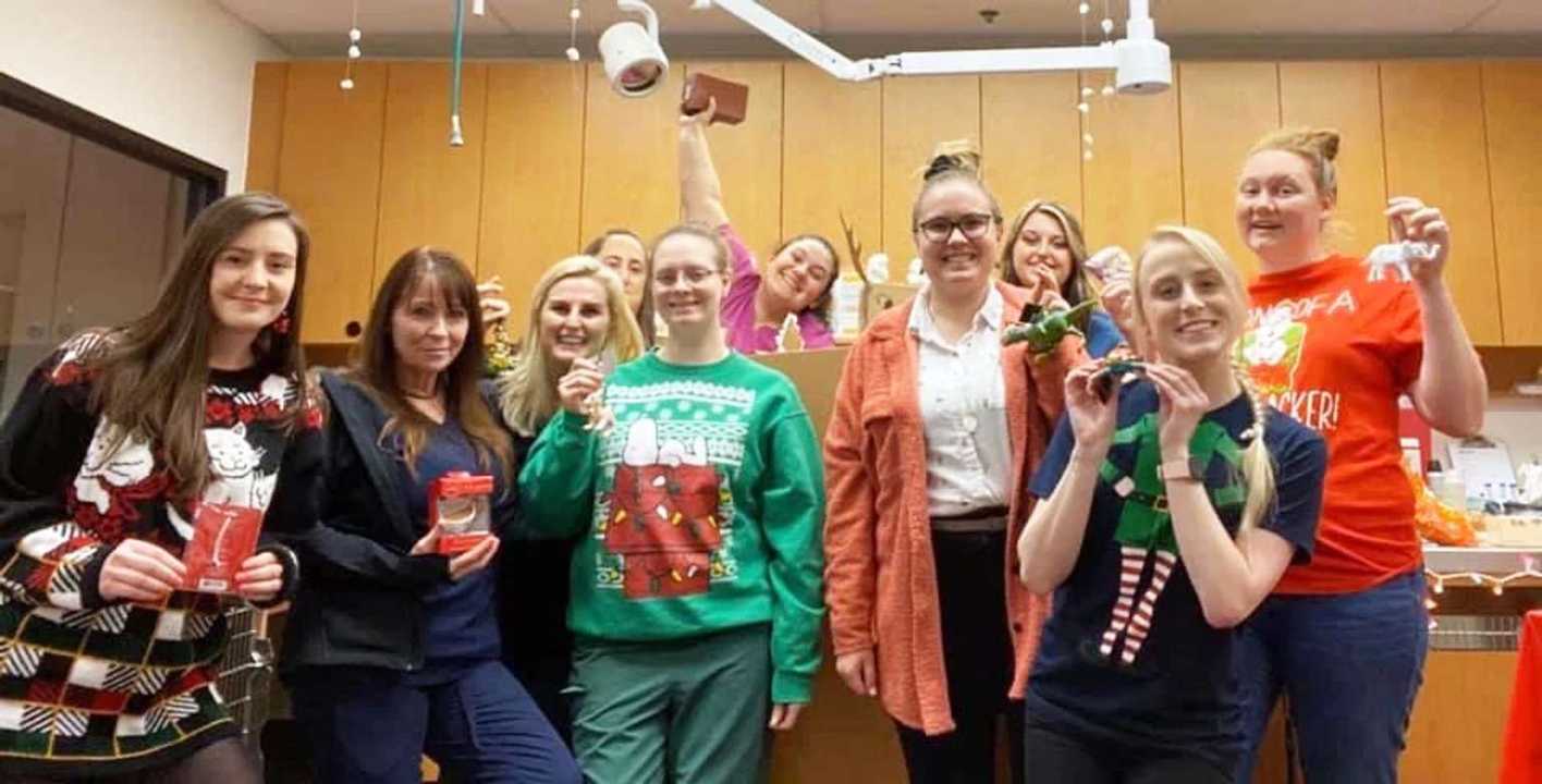 Un grupo de asociados Banfield celebrando Navidad en el centro Banfield Pet Hospital de Chattanooga N, Tennessee