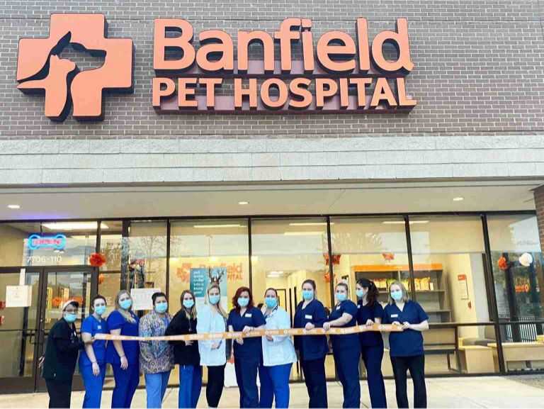 Grupo de asociados Banfield de pie afuera del Banfield Pet Hospital de Memphis-Winchester, Tennessee 