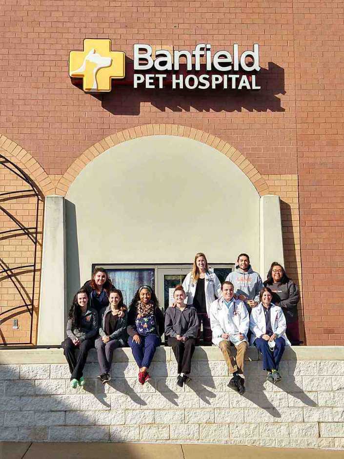 Un grupo de asociados sentados en el exterior de Banfield Pet Hospital