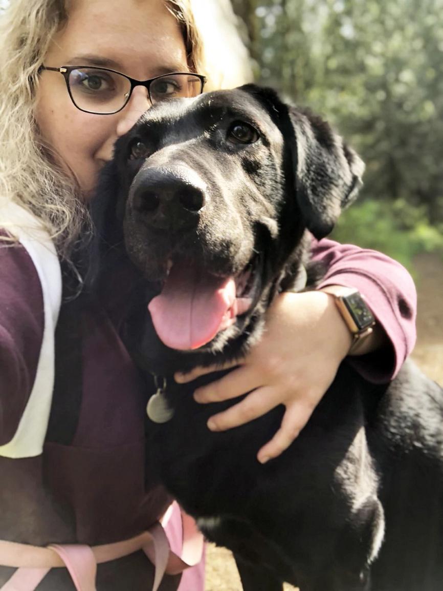 Selfie de una dueña con su perro negro